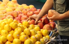 추석 앞두고 분주한 상인