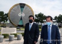 모래시계 공원 거니는 홍준표 의원