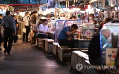거리두기 지침 수정, 그래도 한산한 전통시장