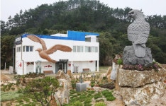 철새 중간 기착지 신안 흑산도에 새공예박물관 문 열어