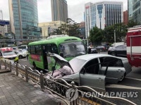 부산서 승용차가 반대 차로 넘어가 마을버스 등 2대 충돌