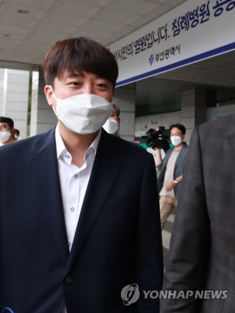 부산시민 염원 담긴 폐업 병원 찾은 이준석 대표