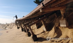 아슬아슬한 해변 산책로