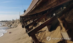 속절없이 무너지는 동해안 해변 산책로