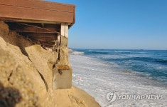 속절없이 무너지는 동해안 해변 산책로