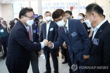 대구 한국로봇산업진흥원 방문한 김부겸 총리