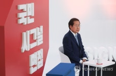 국민 시그널 면접에서 답변하는 홍준표 후보