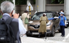 조국 법정 들어간 뒤, 지지자들은 세차모드