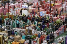 '추석 앞두고 과일 대량 출하' 광주 서부농수산물시장