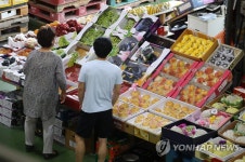추석 앞두고 청과물시장 찾은 시민