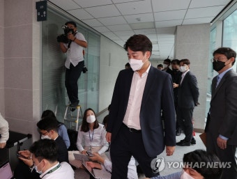 압수수색 진행중인 김웅 의원 사무실 들어가는 이준석 대표