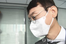 압수수색 중인 사무실 들어가는 김웅