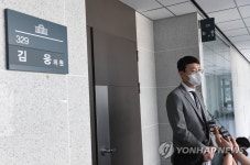 사무실 앞에서 입장 밝히는 김웅 의원
