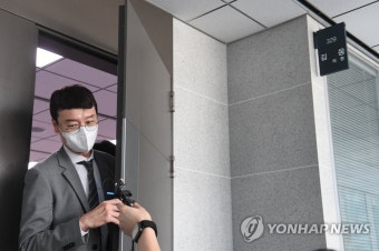 사무실에서 나오는 김웅 의원