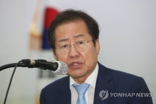 질문에 답변하는 홍준표