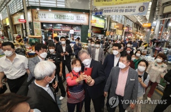 이재명 대통령, 현충일 끝나자마자 재래시장 깜짝 방문This처럼 시민 소통 강조(96자)
