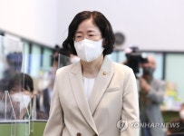 브리핑 위해 이동하는 조성욱 위원장