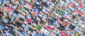 풍성한 한가위 기원하며 활짝핀 오일장