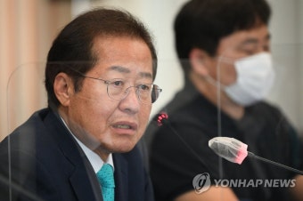 한국기자협회 토론회에서 질문에 답하는 홍준표