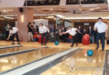 볼링 시구하는 송철호 울산시장