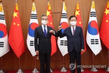기념 촬영하는 한중 외교장관