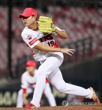 투구하는 윤중현