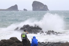 태풍 찬투 속도 내며 북상 시작…제주 낮부터 직접영향