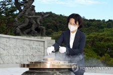 현충탑 참배하는 오경미 신임 대법관