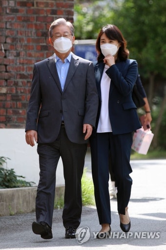 미혼모 만나고 나오는 이재명 부부