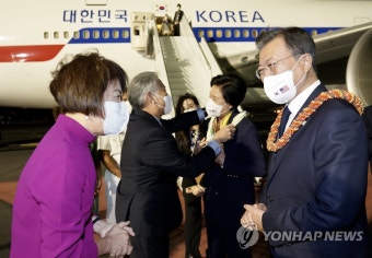 하와이 전통 화환 받는 문 대통령 내외