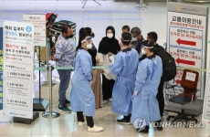 방역관계자와 얘기 나누는 해외입국자 지인