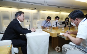 기내 간담회 하는 문재인 대통령