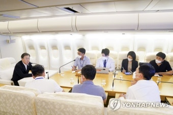문재인 대통령 기내 간담회