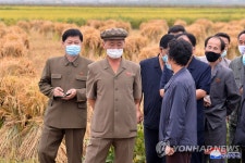 북한 김덕훈 내각총리, 평원군 삼봉협동농장 현지 요해