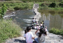 천변 나들이 즐기는 어린이들