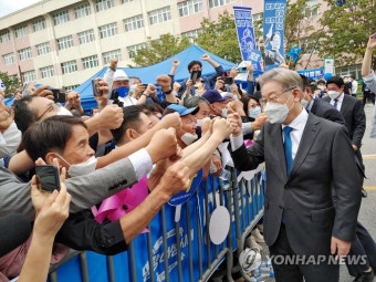 이재명 지지자들과 주먹 인사