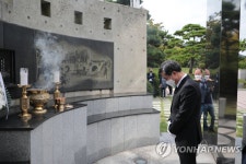 김동연, 부산 민주공원 참배