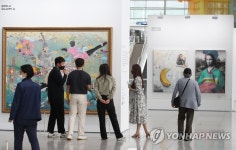 갤러리로 변신한 인천공항 제1교통센터