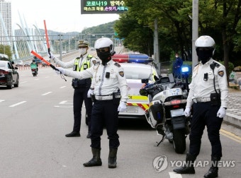 오토바이 불법행위 단속하는 경찰