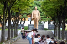 박정희 대통령 역사자료관 살펴보는 방문객들