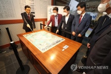 박정희 대통령 역사자료관 살펴보는 방문객들