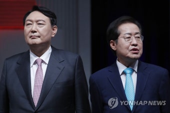 방송 토론 진행 설명듣는 국민의힘 윤석열-홍준표 대선 경선 예비후보