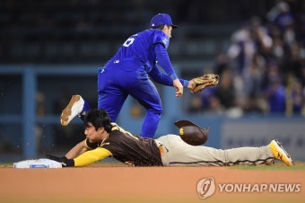 김하성, 대주자로 출전해 도루 성공…뷸러, 개인 첫 시즌 15승