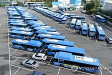 차고지에 주차된 시내버스