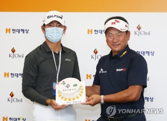 '챔피언스투어 우승' 축하 케이크 받은 최경주