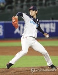 투구하는 롯데투수 홍민기