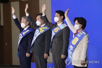 손 흔들어 인사하는 민주당 대선 경선 후보들