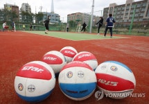 실외체육시설 거리두기 조정…다시 시작된 족구