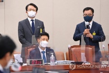 답변하는 이완재 SKC 사장과 유정준 SK E&S 대표이사