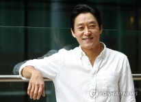 포즈 취하는 배우 김경민